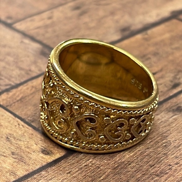 Beautiful Gold Band Ring - Picture 4 of 12